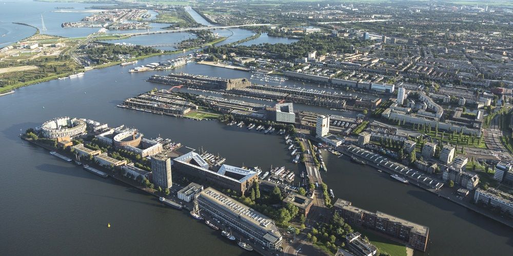 Amsterdam wil duizenden woningen sneller van het aardgas halen met warmtenetten
