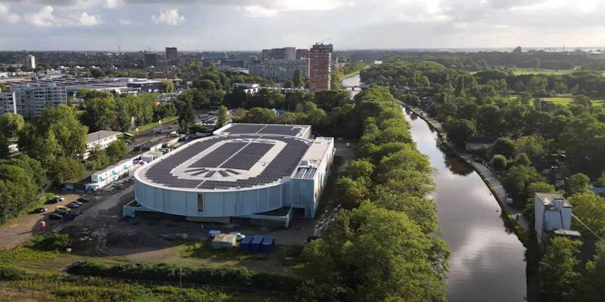 Restwarmte van ijsmachine verwarmt zwembadwater
