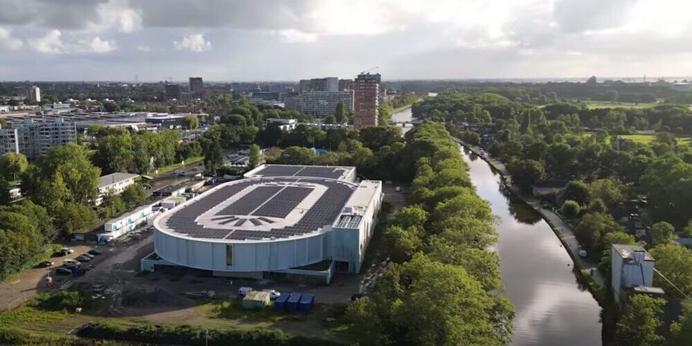 Restwarmte van ijsmachine verwarmt zwembadwater