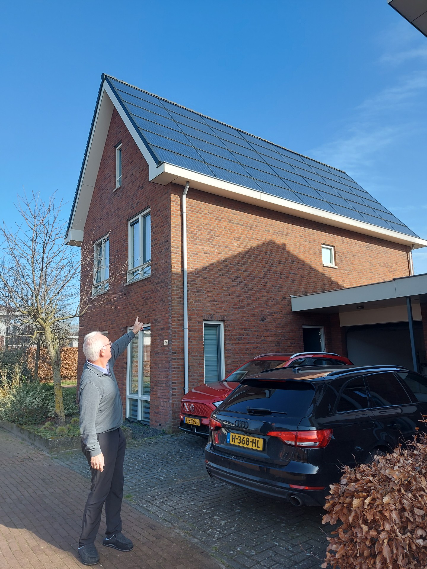 Henk van Houten is trots op zijn met zonnepanelen bedekte dak.