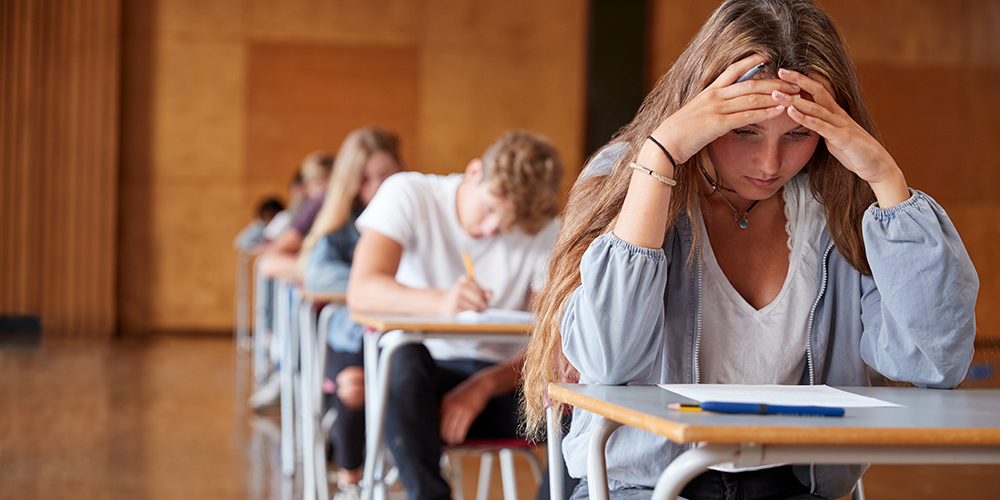 Scholieren zetten een raampje open