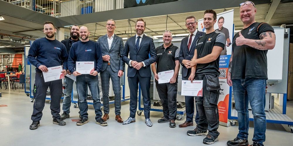 Eerste deelcertificaten aan warmtepompmonteurs uitgereikt door minister De Jonge