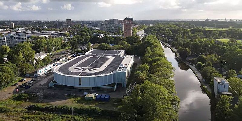 Restwarmte van ijsmachine verwarmt zwembadwater